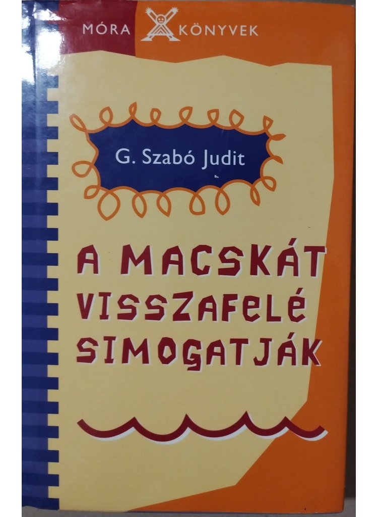 A macskát visszafelé simogatják